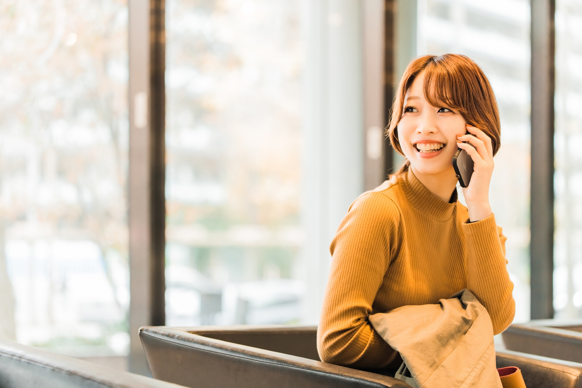 スマホで通話する笑顔の女性